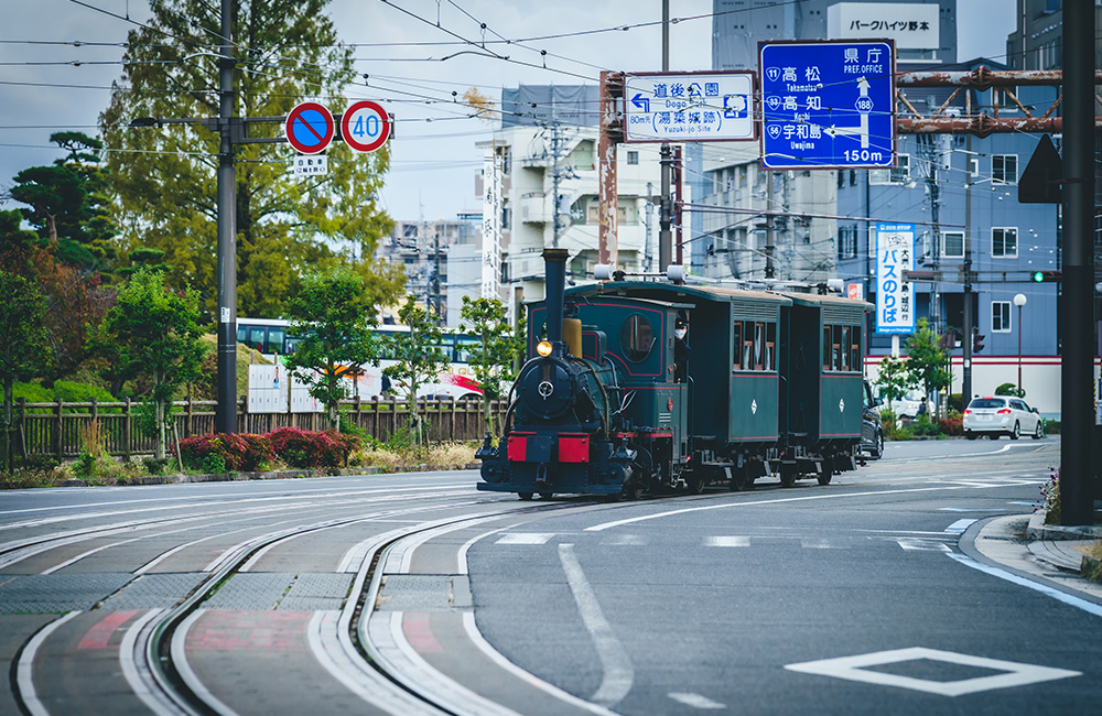 愛媛県松山市の町の風景と坊っちゃん列車