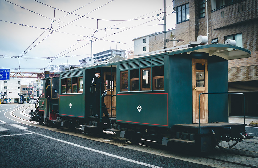 木造でレトロな雰囲気の坊っちゃん列車