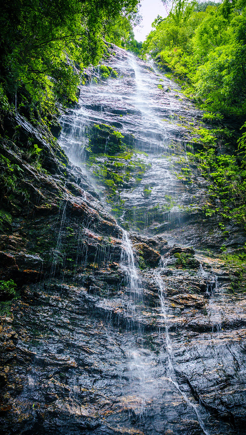 垂直に近い崖の上から水が落ちてくる滝壺