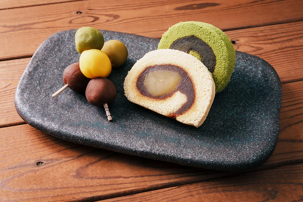愛媛県松山市の伝統的なお菓子「坊っちゃん団子」と「タルト」。